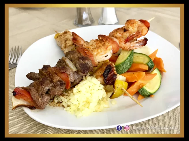 Brocheta Mixta (Camarón, Res, Pollo)